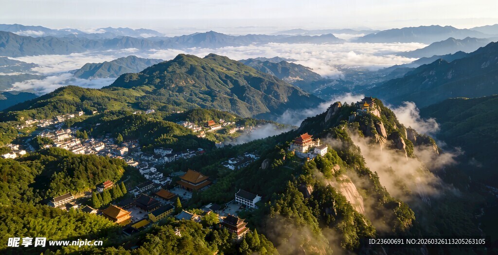 九华山山间云海环绕的壮美景观