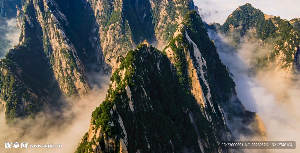 华山云雾缭绕的壮丽山峰