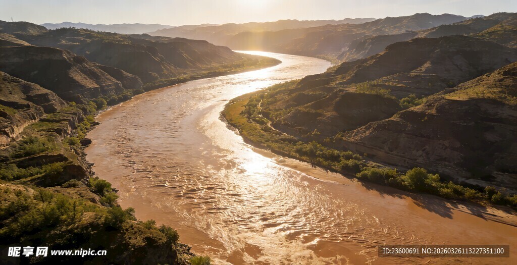 黄河蜿蜒于山川之间