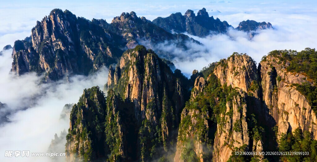 黄山壮美云海中的巍峨山峰