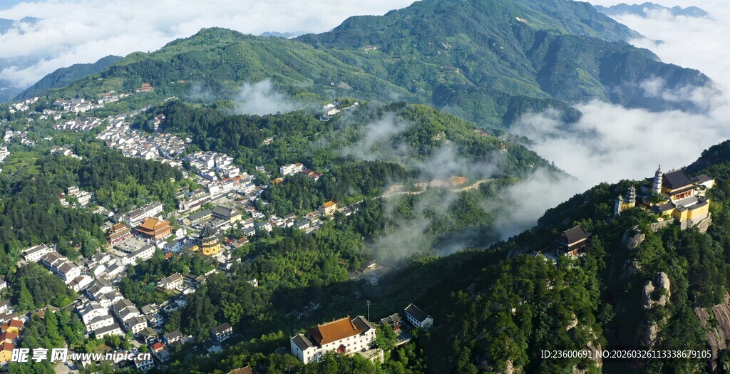 九华山云雾间的村落美景