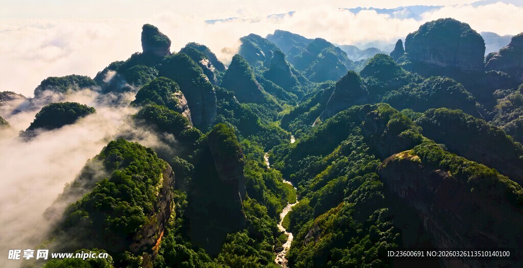 莲花山壮美山峦云雾缭绕景观