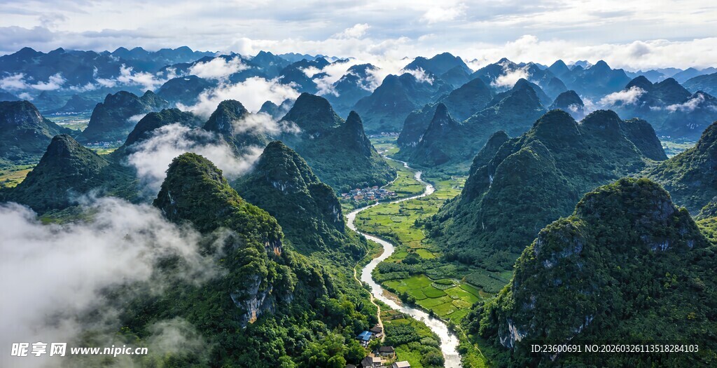 莲花山壮美山峦间蜿蜒河流景观