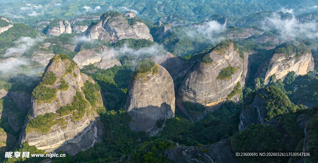 莲花山空中俯瞰壮丽山峦景色