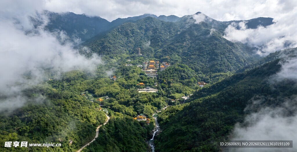 罗浮山云雾缭绕的山间美景