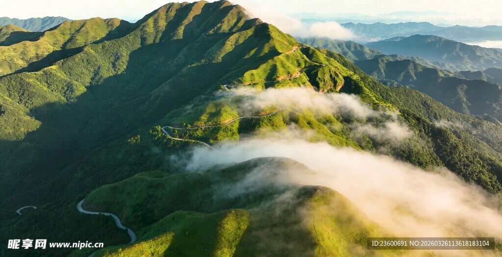 白云山山间云海环绕的翠绿山峦