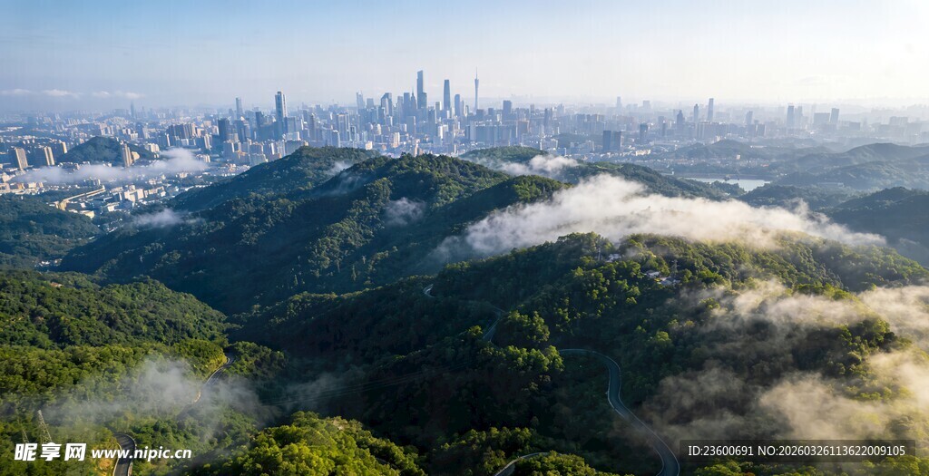 白云山山城云雾缭绕的天际线