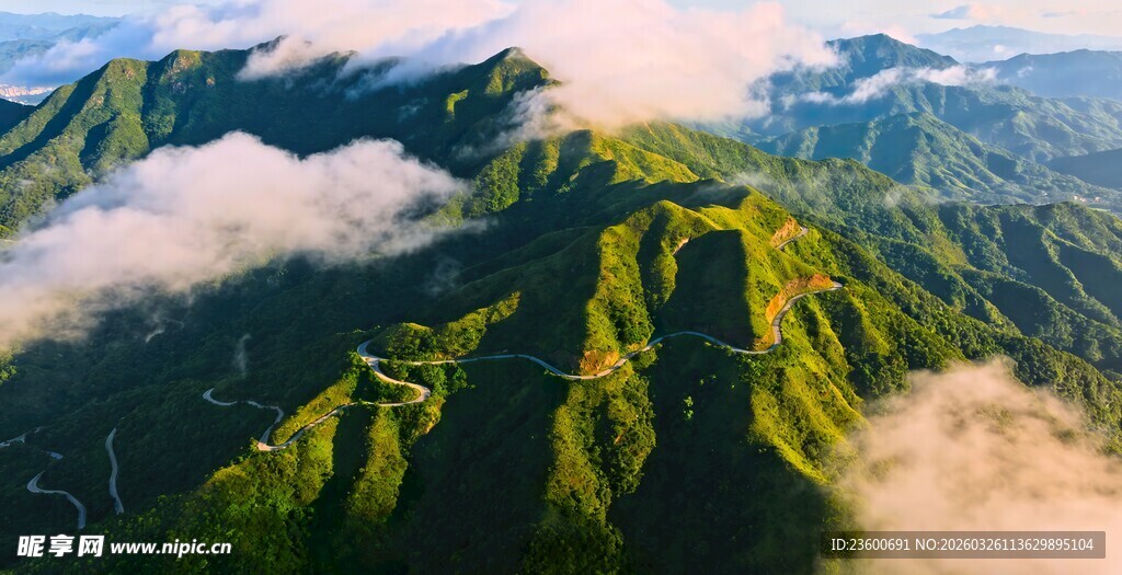 白云山山峦云海间的翠绿景致