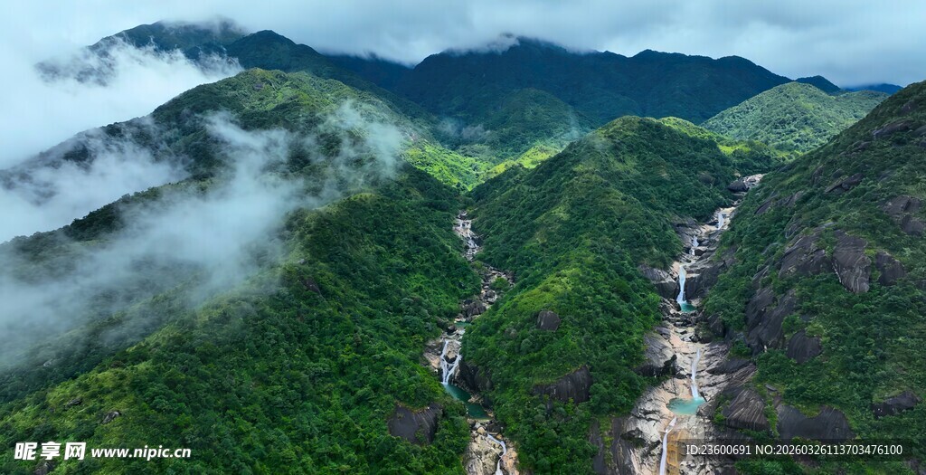 罗浮山云雾缭绕的壮美山谷景观