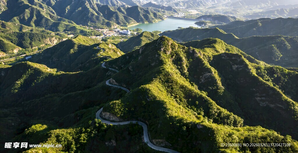 蟒山蜿蜒于山峦之间