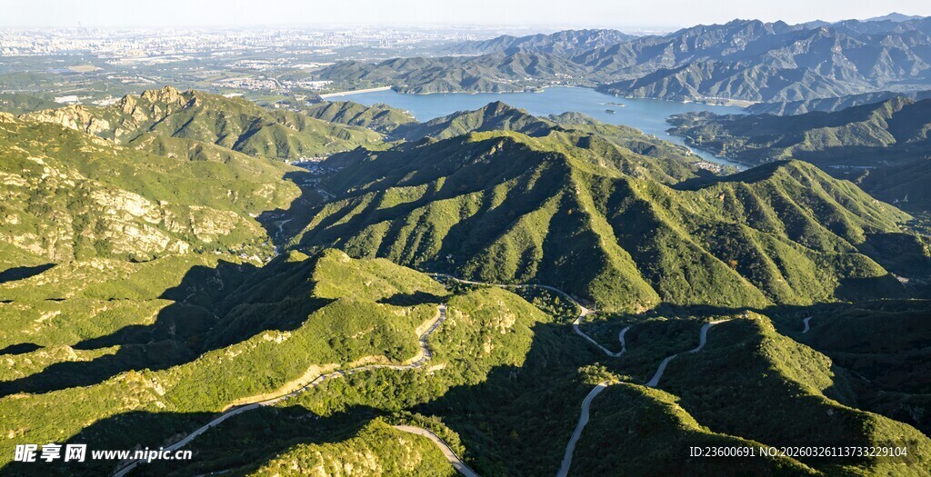 蟒山壮丽山峦俯瞰美景