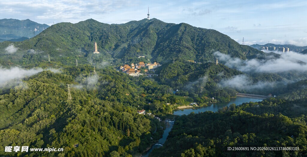 白云山云海间的翠绿风光