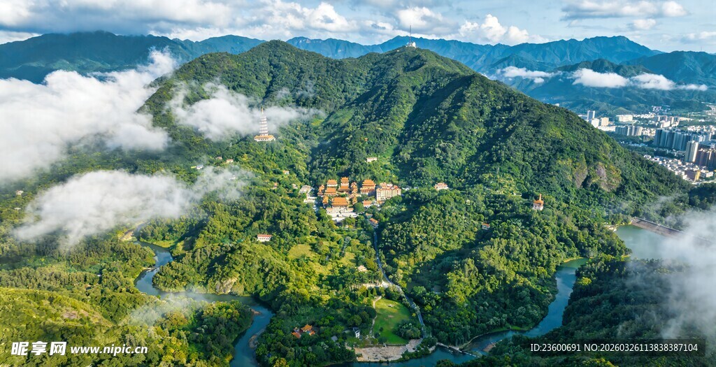 山峦云海间的壮美风光