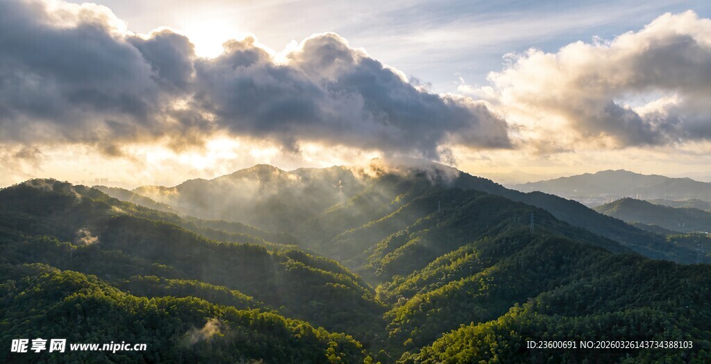 山间云雾缭绕的日出美景