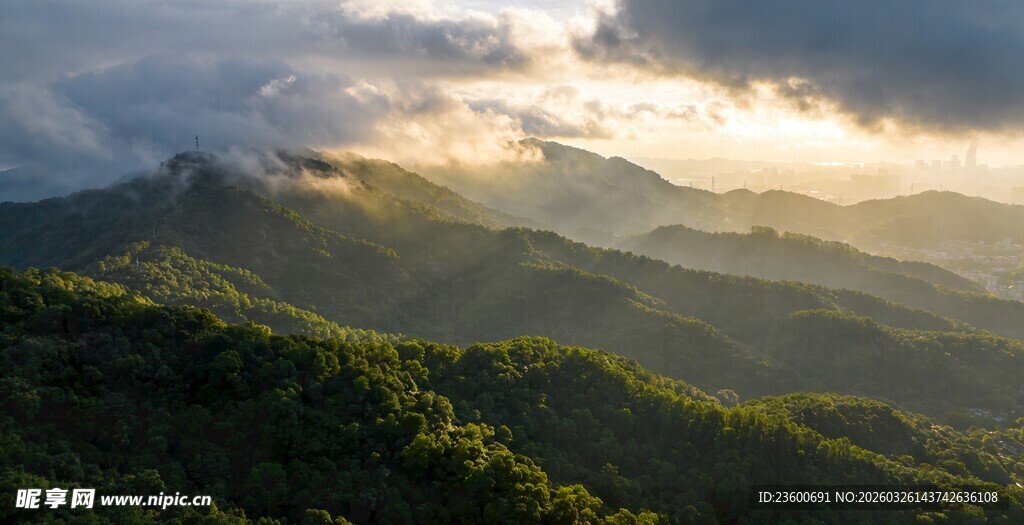 山间晨曦美景