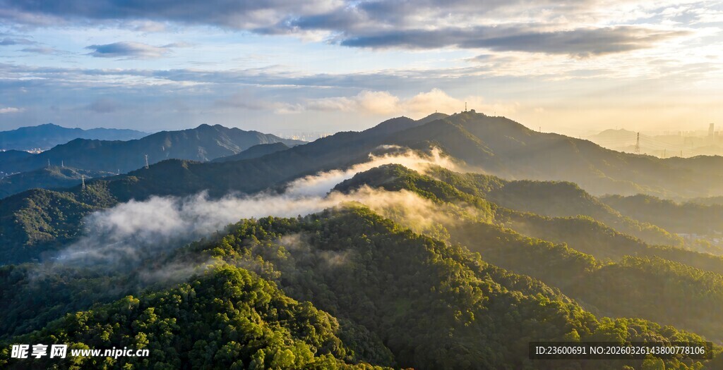 山间晨景云雾缭绕青山
