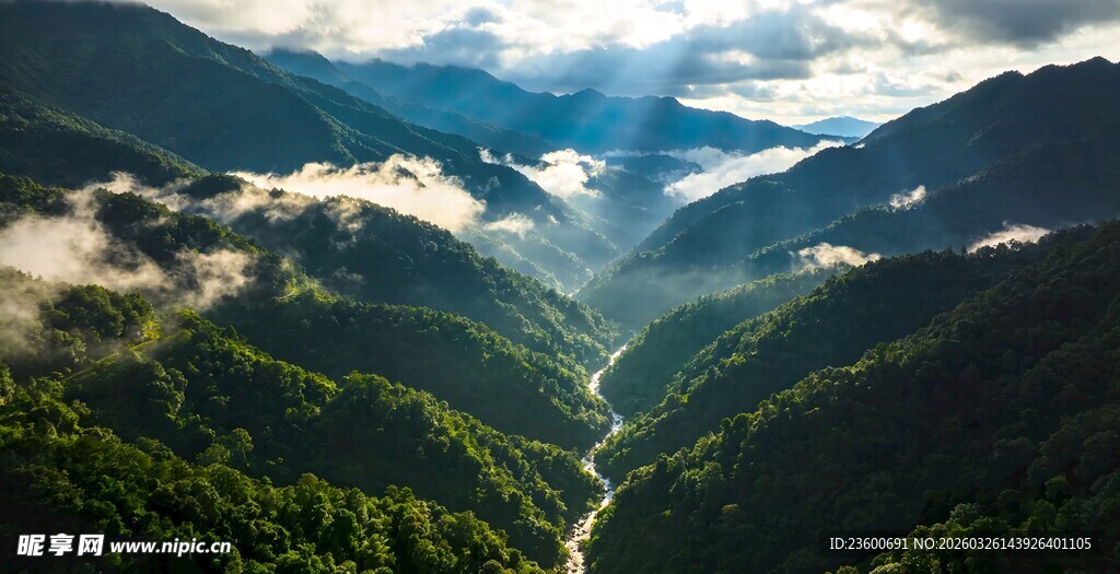 山间云雾缭绕的壮美景色