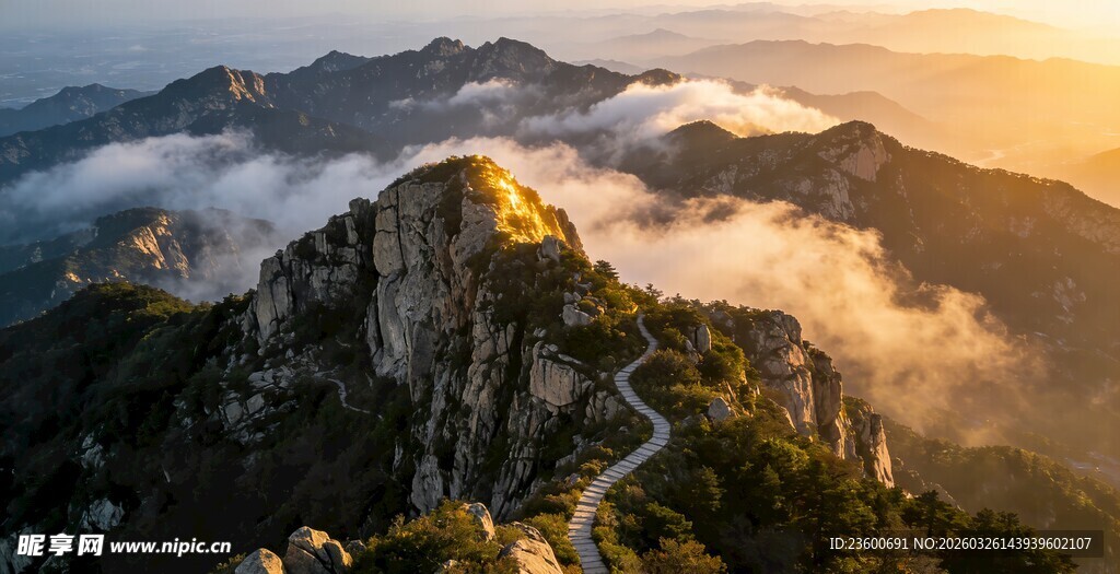 日出云海中的壮美山峦