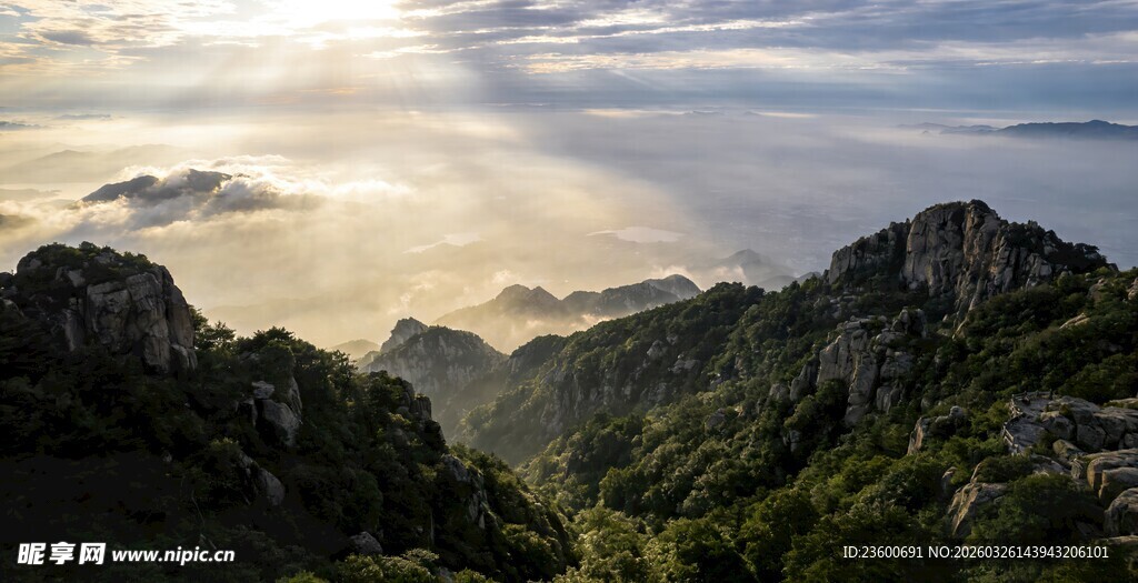 山间云海日出壮丽景观