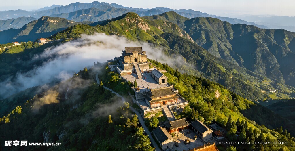 航拍云雾缭绕中的壮美古建筑