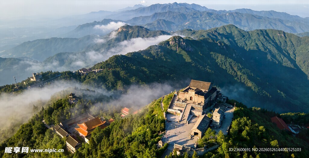 山峦云海间的壮美景观