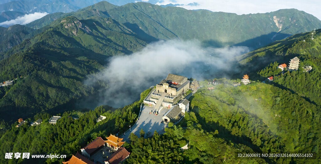 山间云雾缭绕的壮丽景观