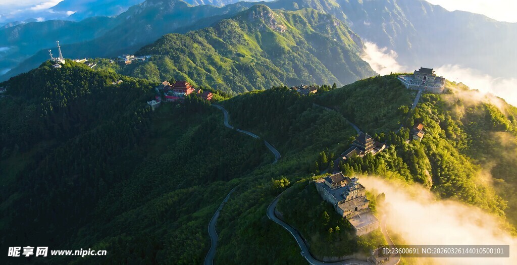 山间美景俯瞰壮丽风光