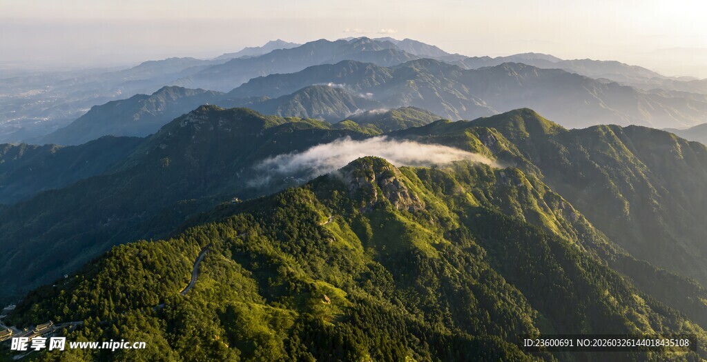 山峦绿意云海缭绕美景
