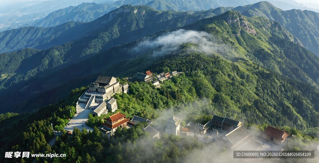 山间云雾缭绕的壮丽建筑