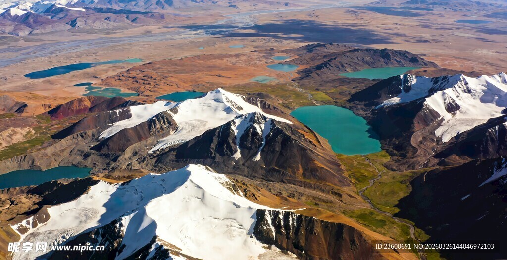 壮丽雪山下的多彩湖泊景观
