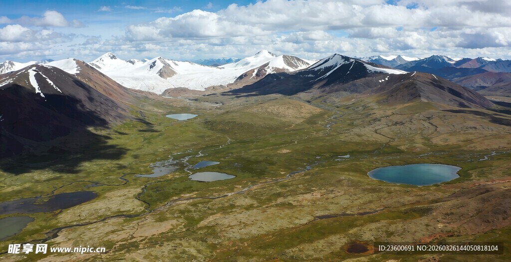 高山湖泊壮丽自然景观