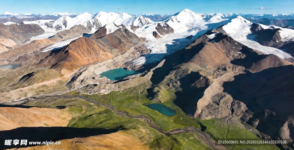 壮丽雪山山谷风光