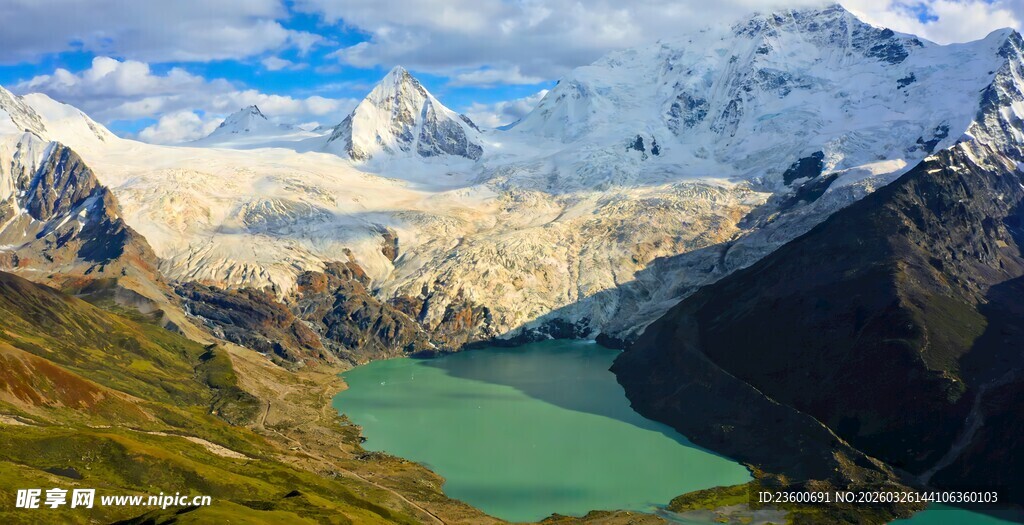 壮丽高山湖泊美景