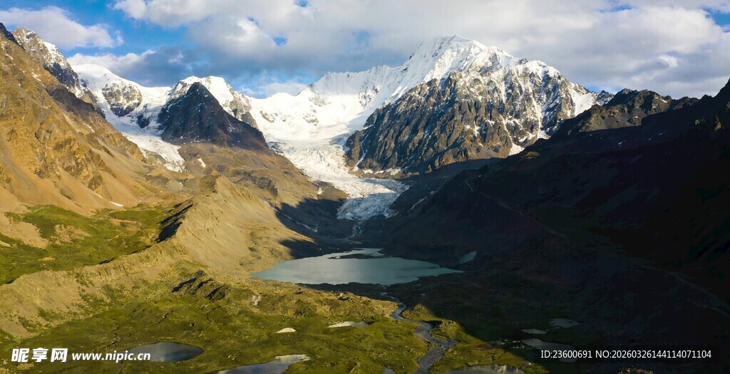 壮丽高山湖泊自然美景