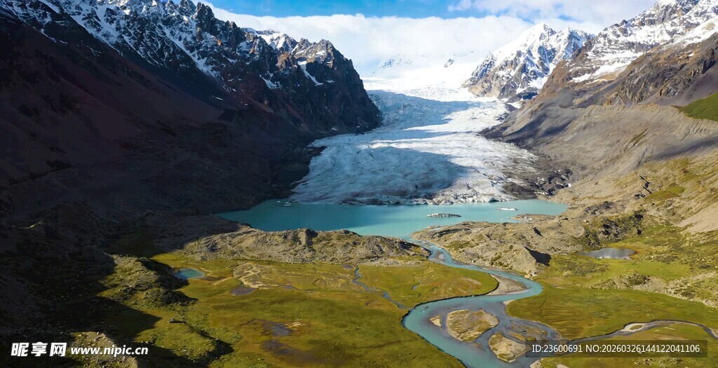 壮丽高山湖泊自然景观