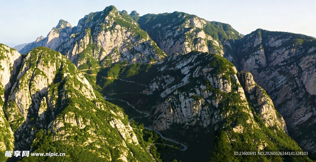 壮丽巍峨的翠绿山峰
