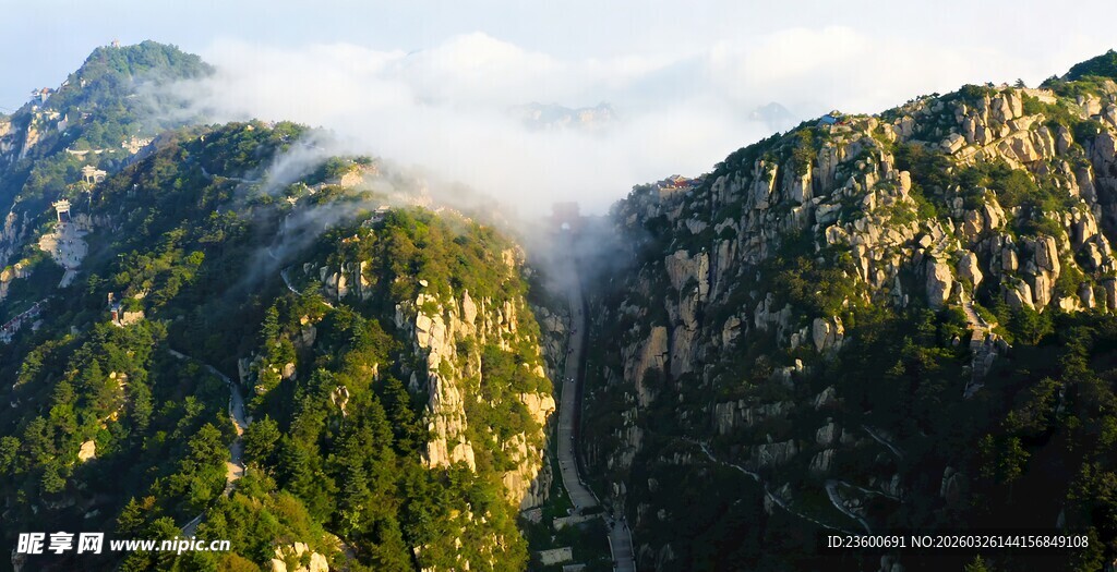 云雾缭绕的壮丽山景