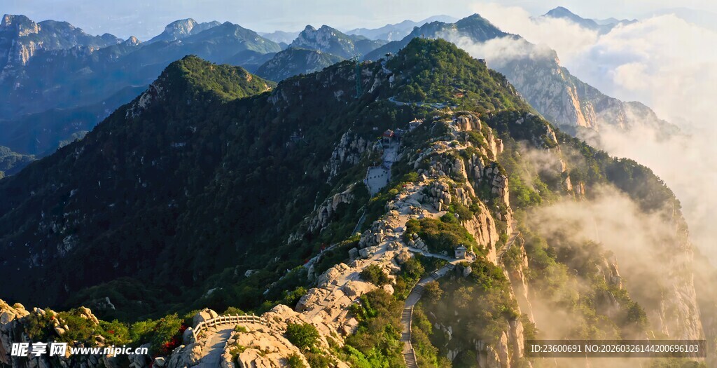 巍峨山峦云雾缭绕美景