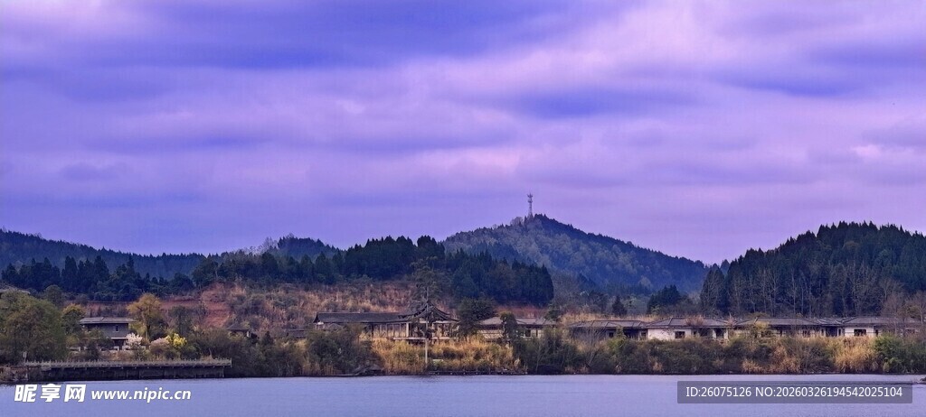 山间紫色云霞美景