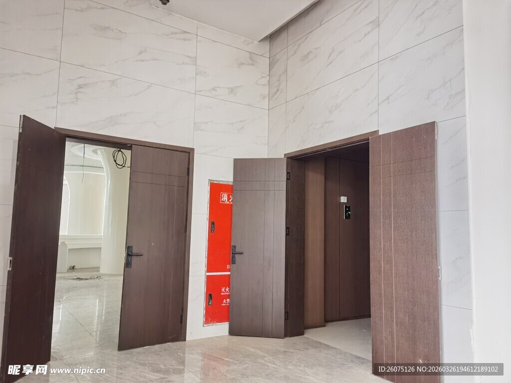 室内敞开的几扇棕色木门