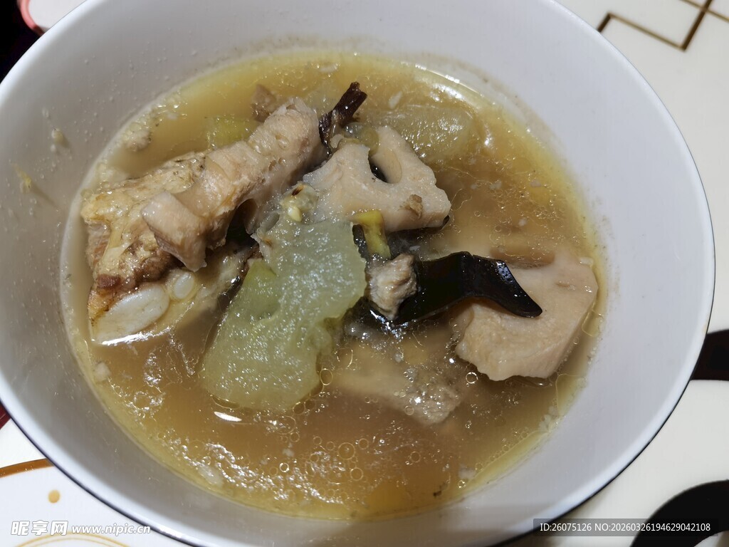 鲜香鱼汤内含多种食材