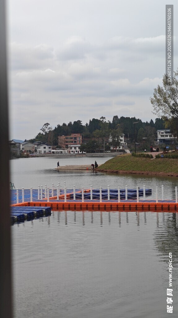 河边多彩围栏景观