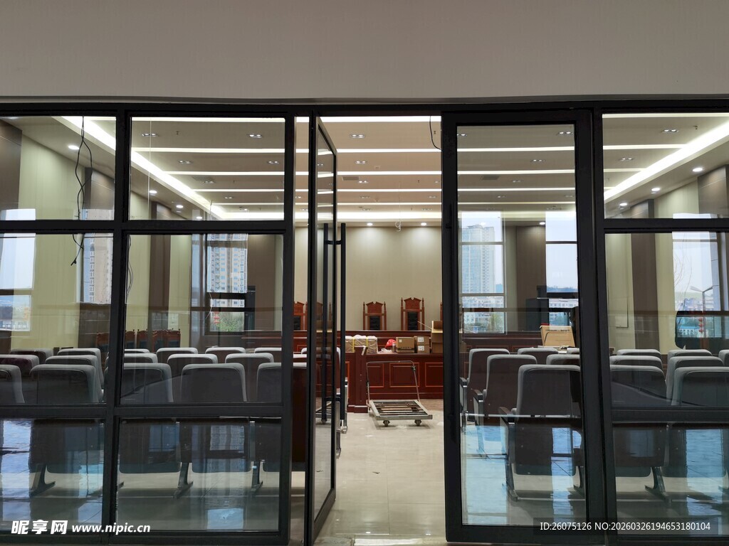 现代玻璃门会议室全景
