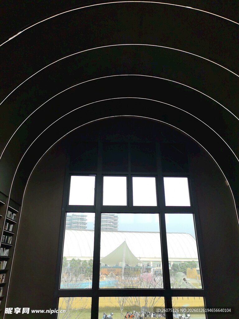 拱形窗户外的美丽景致