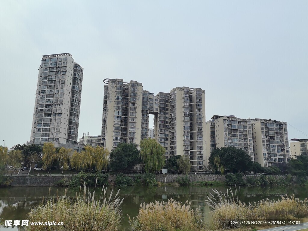 城郊高楼与周边自然景观