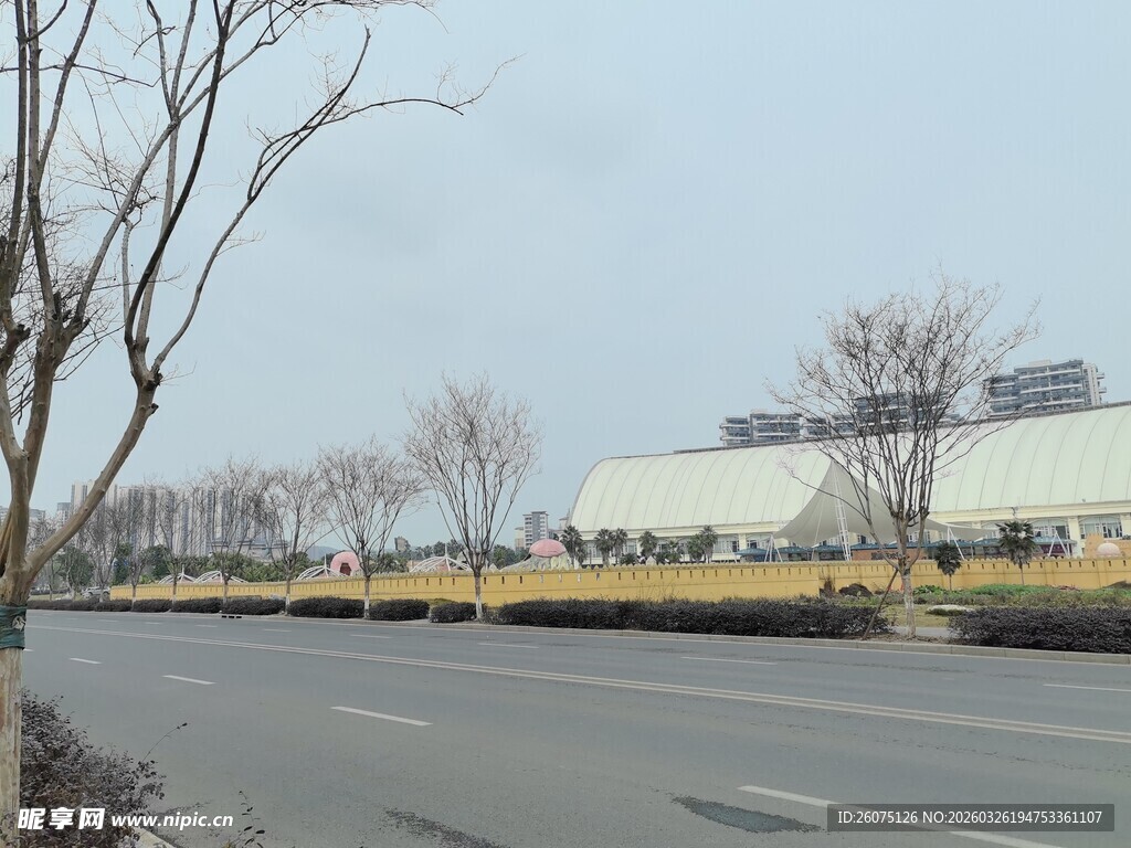 城郊空旷道路旁的建筑景观