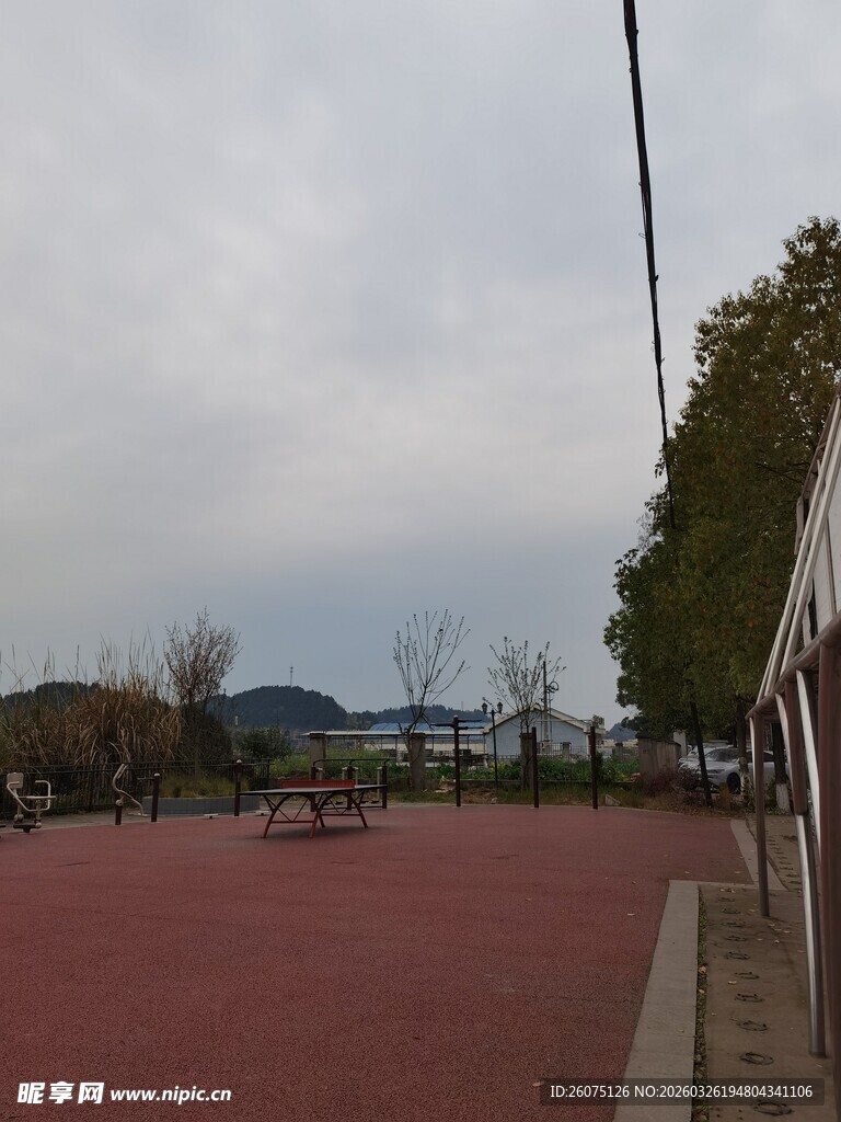 户外红地长廊风景