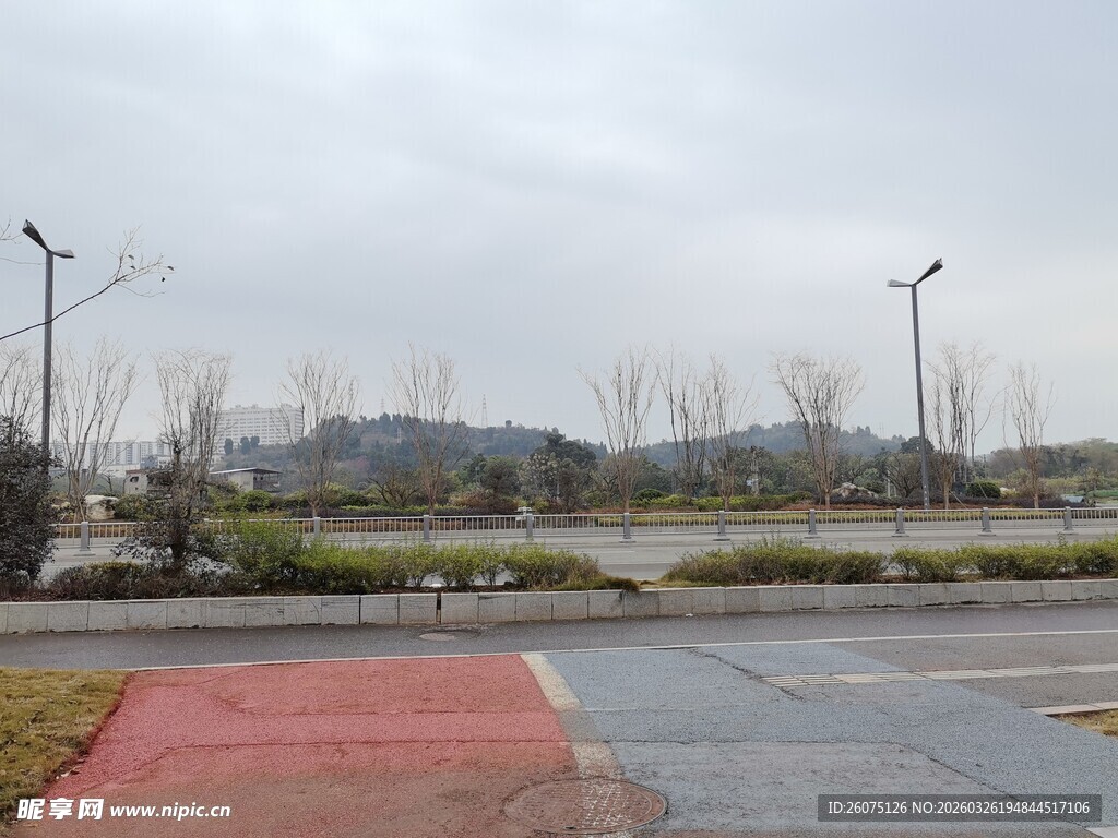 空旷户外停车场场景