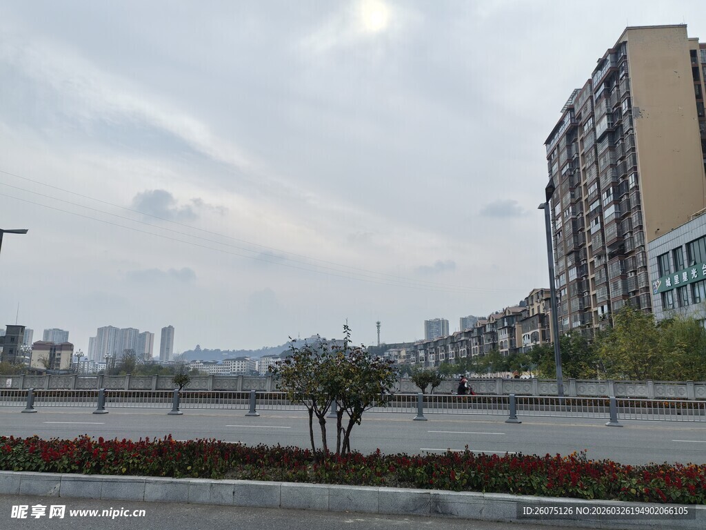 城市街道旁的建筑景观