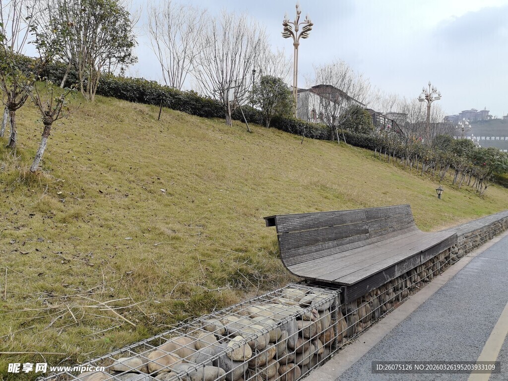 路边斜坡上的弧形长椅